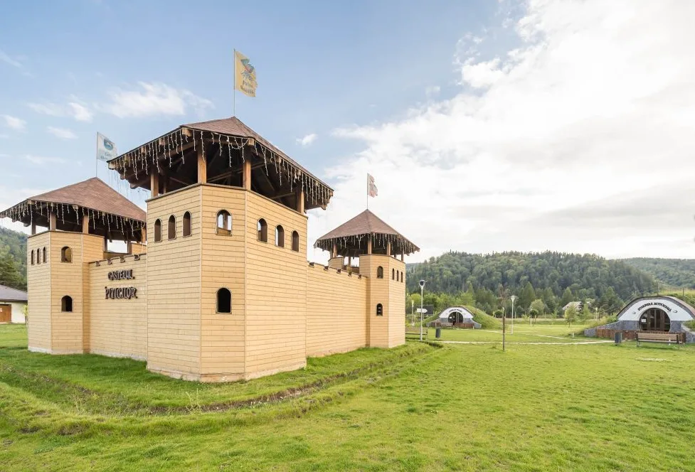 Parcul Piticilor – Căsuțele Hobbit, Ariniș imagine 3